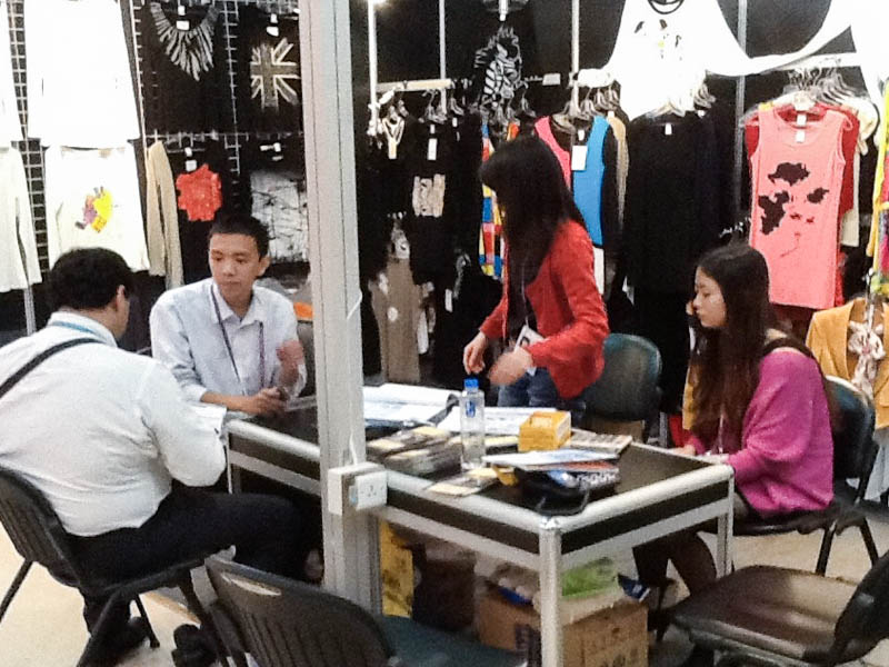 مصدر ملابس محترف في الصين